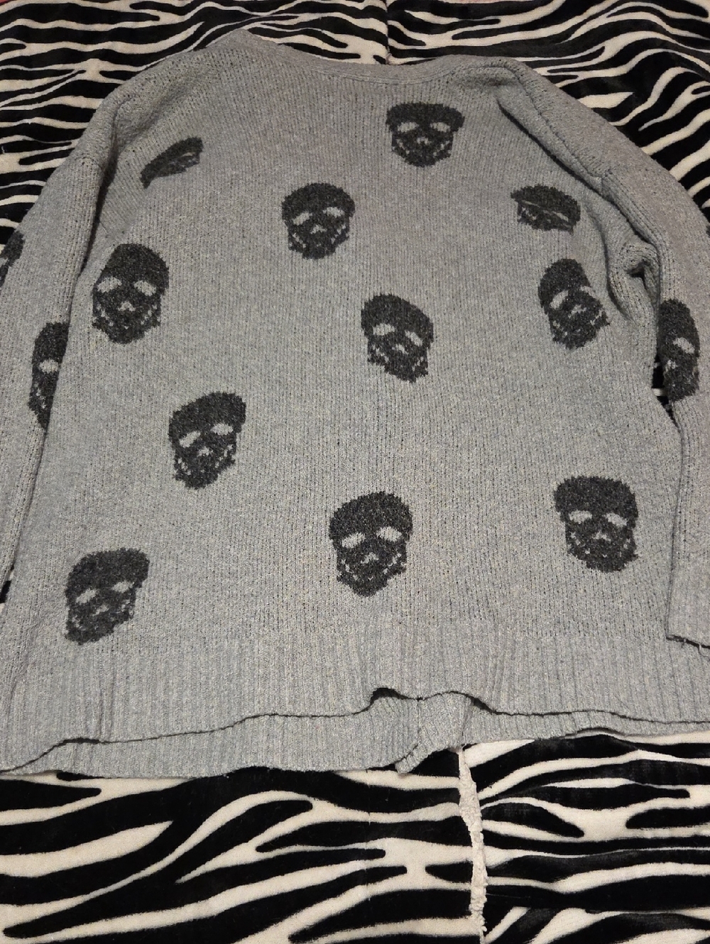 No Boundaries Skull Sweater - Picture 4 of 5